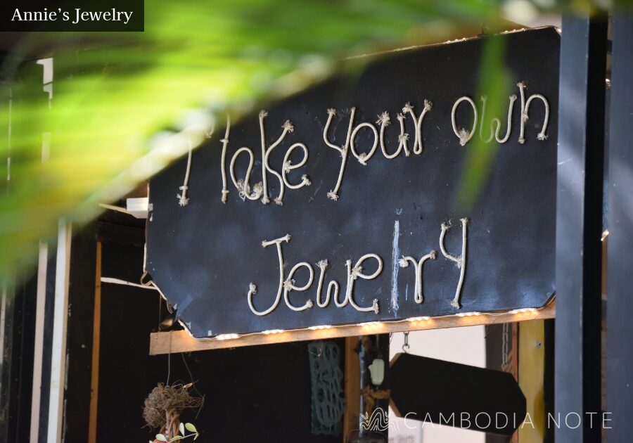 シェムリアップのアクセサリーショップ Annie’s Jewelry 。落ち着いた雰囲気のおしゃれな店舗