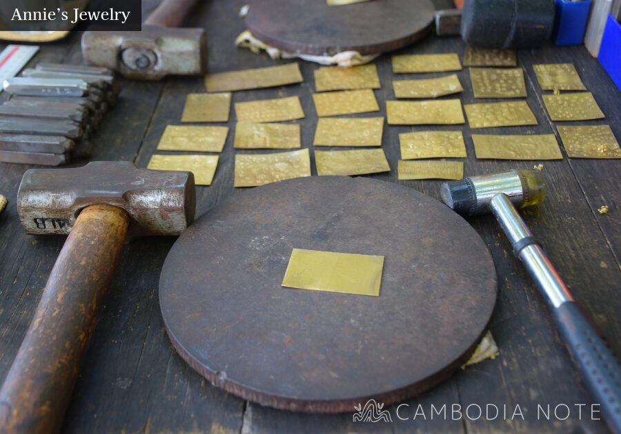 Annie’s Jewelryのアクセサリー制作ワークショップの様子。ハンマーで真鍮板に刻印や槌目模様を付けている制作工程