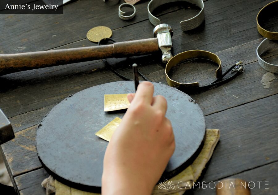 Annie’s Jewelryのアクセサリー制作ワークショップの様子。ハンマーで真鍮板に刻印や槌目模様を付けている制作工程