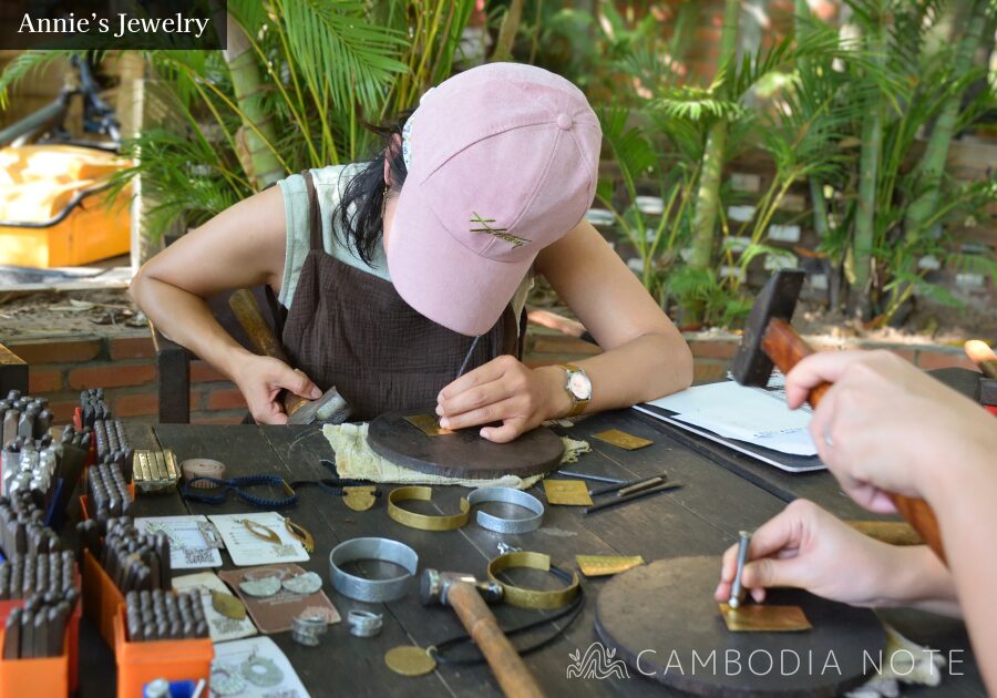 Annie’s Jewelryのアクセサリー制作ワークショップの様子。参加者が金属加工を体験している場面