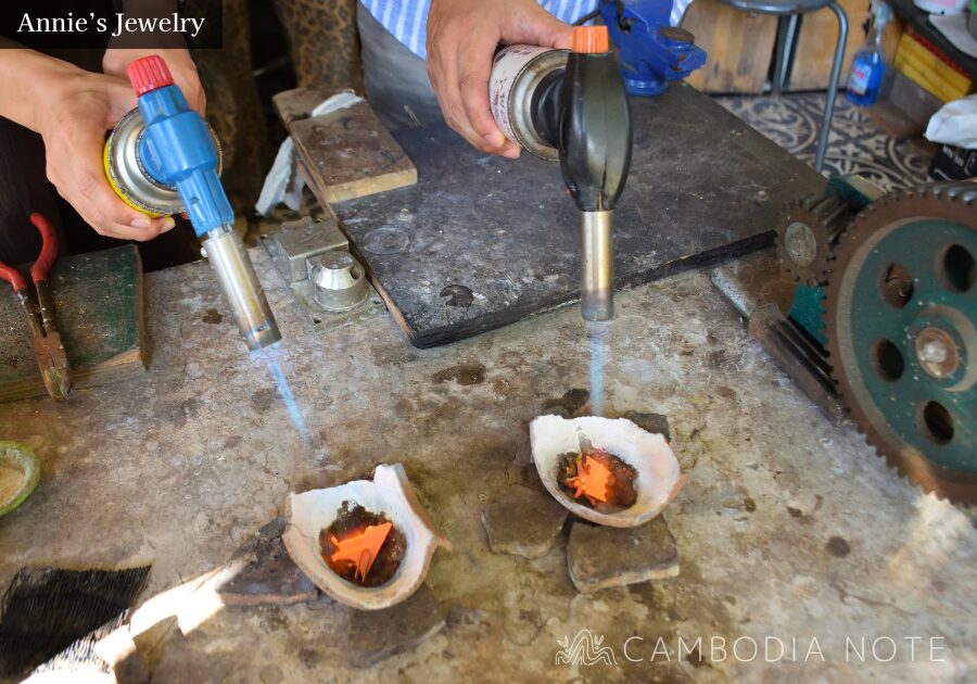 バーナーを使って真鍮を溶かす金属加工の体験シーン