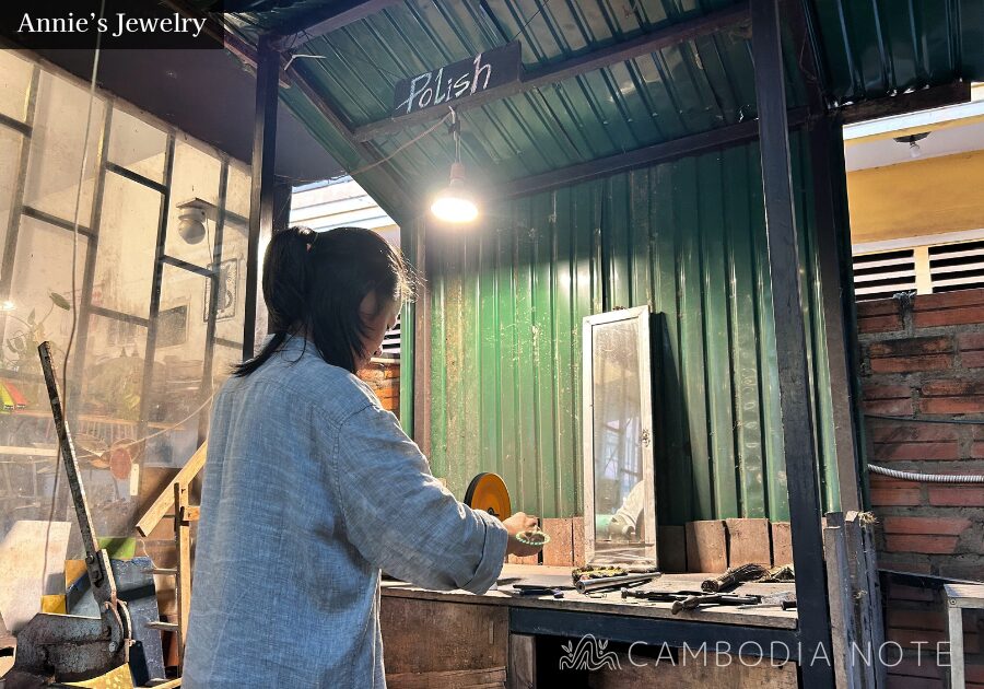 Annie’s Jewelryのアクセサリー制作ワークショップの様子。