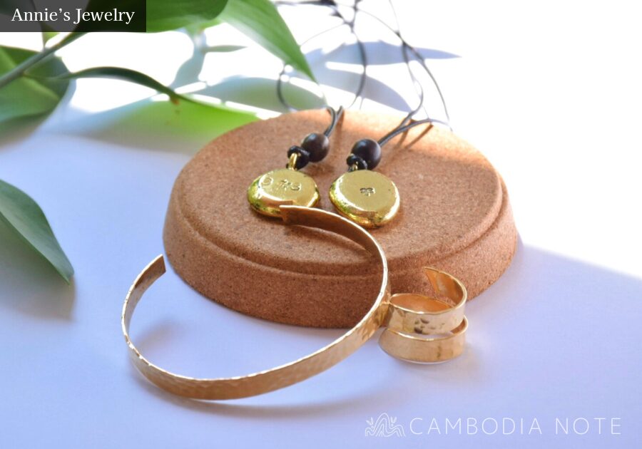 ワークショップで制作した真鍮の指輪やバングルなど完成したアクセサリー