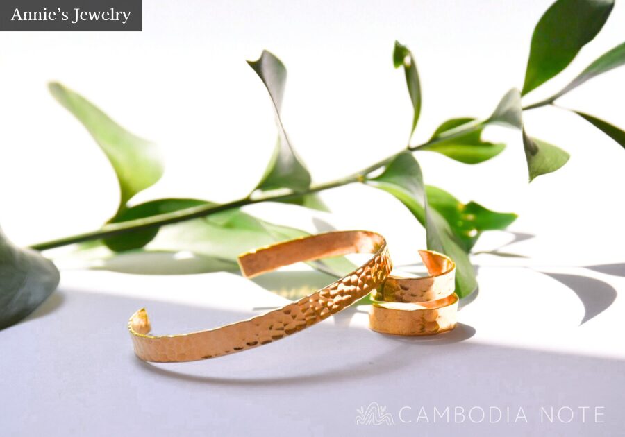 ワークショップで制作した真鍮の指輪やバングルなど完成したアクセサリー