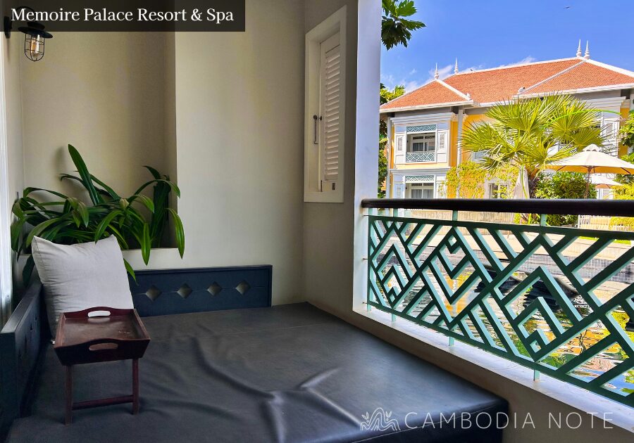 Memoire Palace Resort & Spaの客室。カラフルで洗練された内装と大きな窓が印象的な開放感のある空間