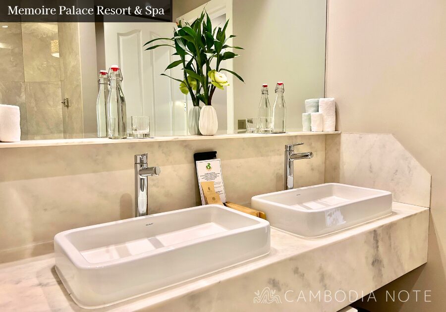 Memoire Palace Resort & Spaのバスルーム。2つ並んだ洗面台と大きなバスタブを備えた広々とした造り