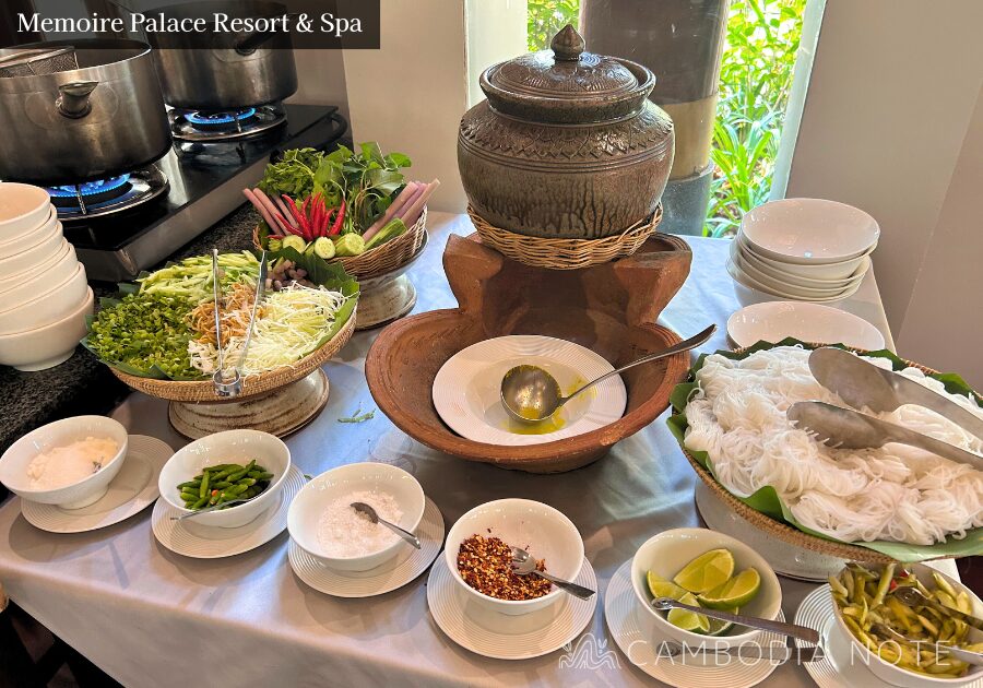 Memoire Palace Resort & Spaの朝食ビュッフェ。カンボジア料理を中心に揃えられたメニュー