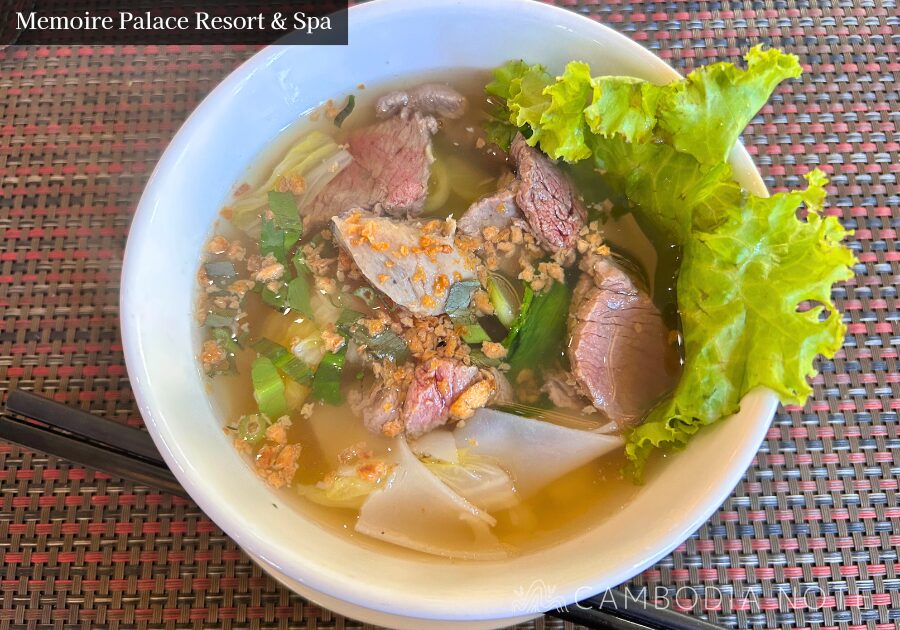 Memoire Palace Resort & Spaの朝食ビュッフェ。カンボジア料理を中心に揃えられたメニュー