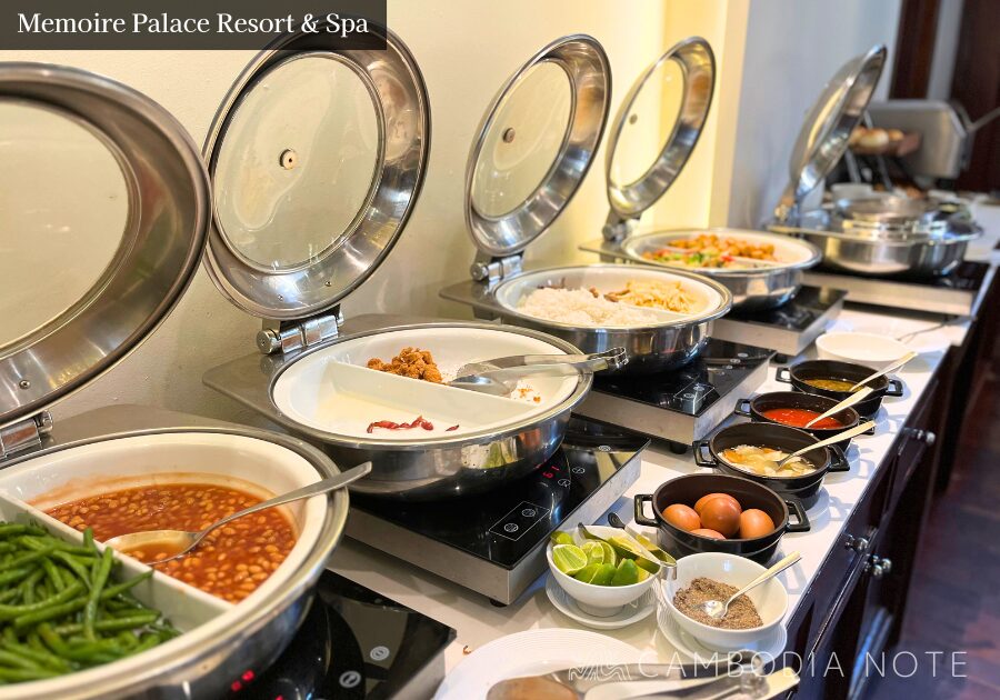 Memoire Palace Resort & Spaの朝食ビュッフェ。カンボジア料理を中心に揃えられたメニュー