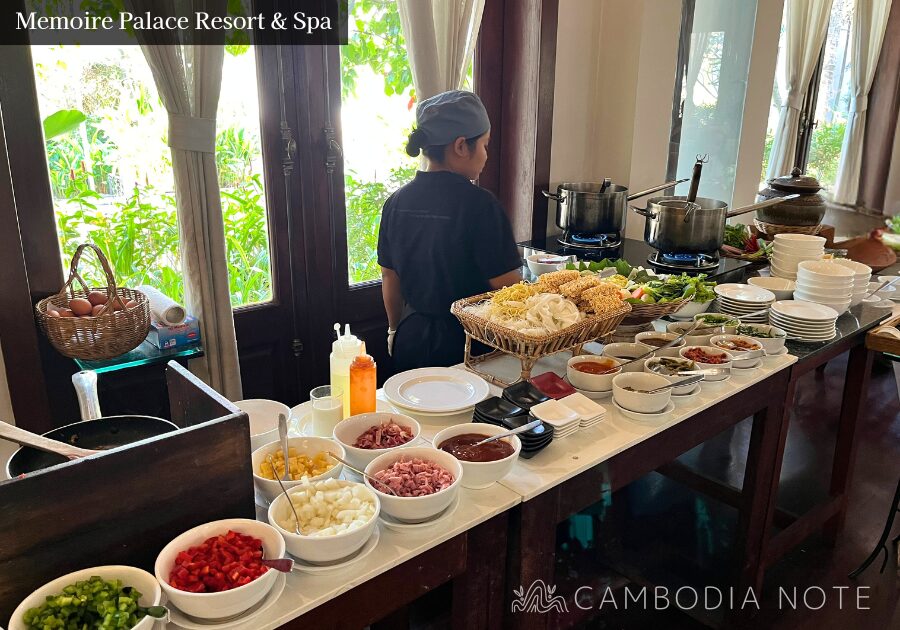 Memoire Palace Resort & Spaの朝食ビュッフェ。カンボジア料理を中心に揃えられたメニュー
