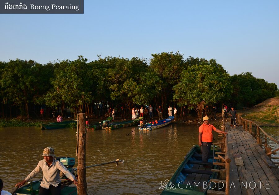 トンレサップ湖のBoeng Pearaingでボートに乗る様子
