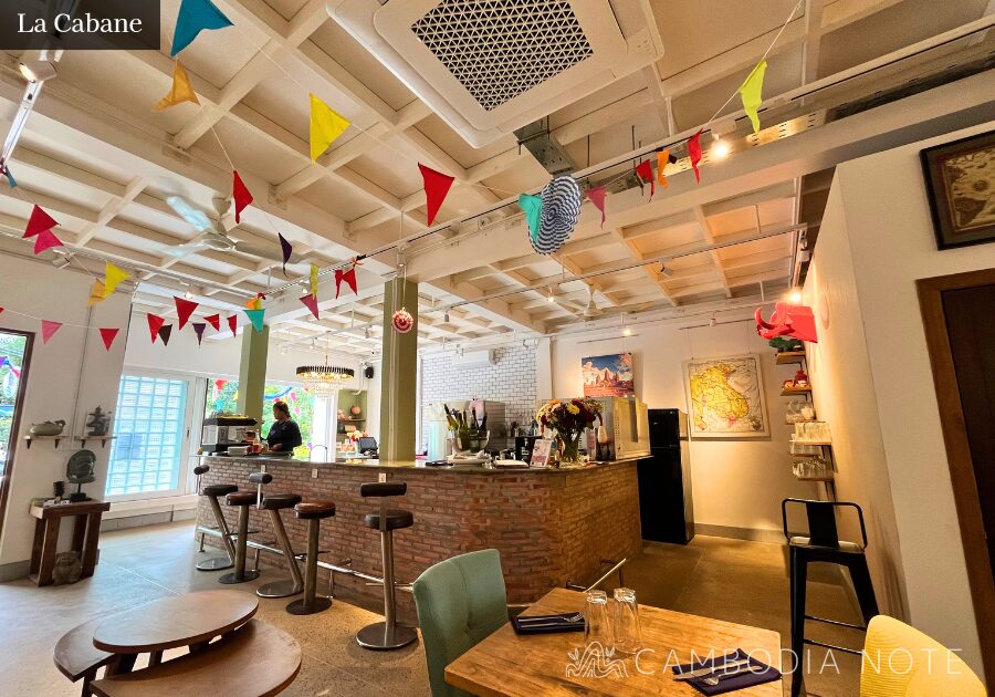 シェムリアップのフレンチカフェ La Cabaneの店内とケーキの写真