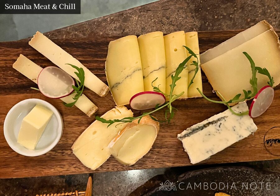 シェムリアップのフレンチレストラン Somaha Meat & Chillの肉料理と店内