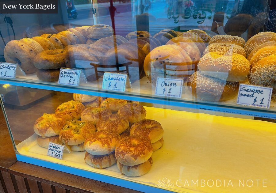 ショーケース。さまざまな種類のベーグルが並ぶ