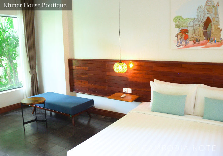 大きな窓から自然光が入るKhmer House Boutiqueの客室