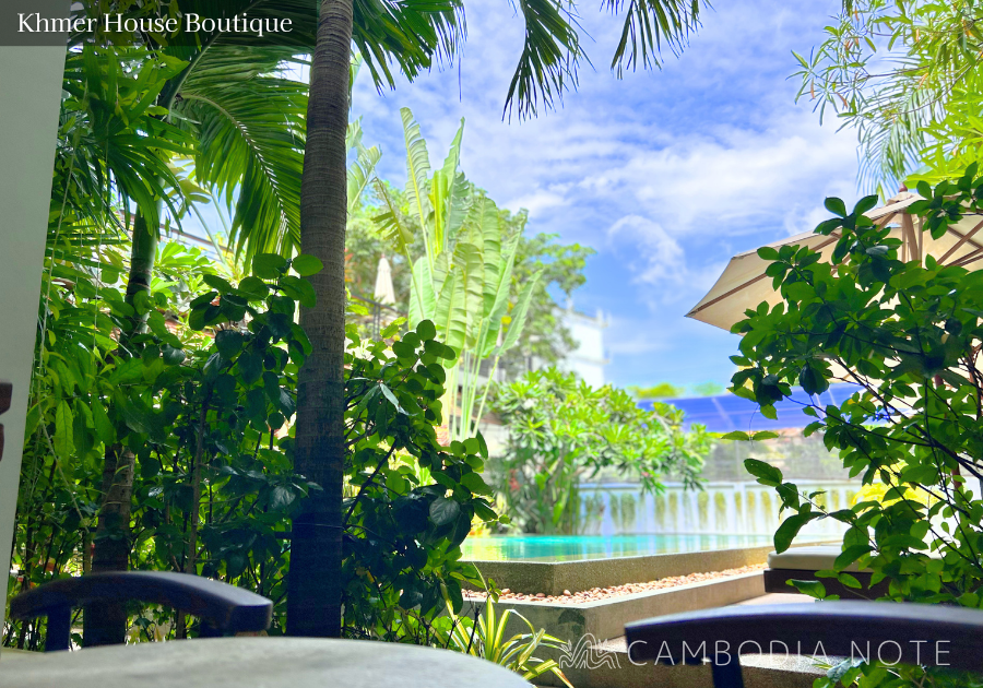 客室から緑とプールを望むKhmer House Boutiqueの景色