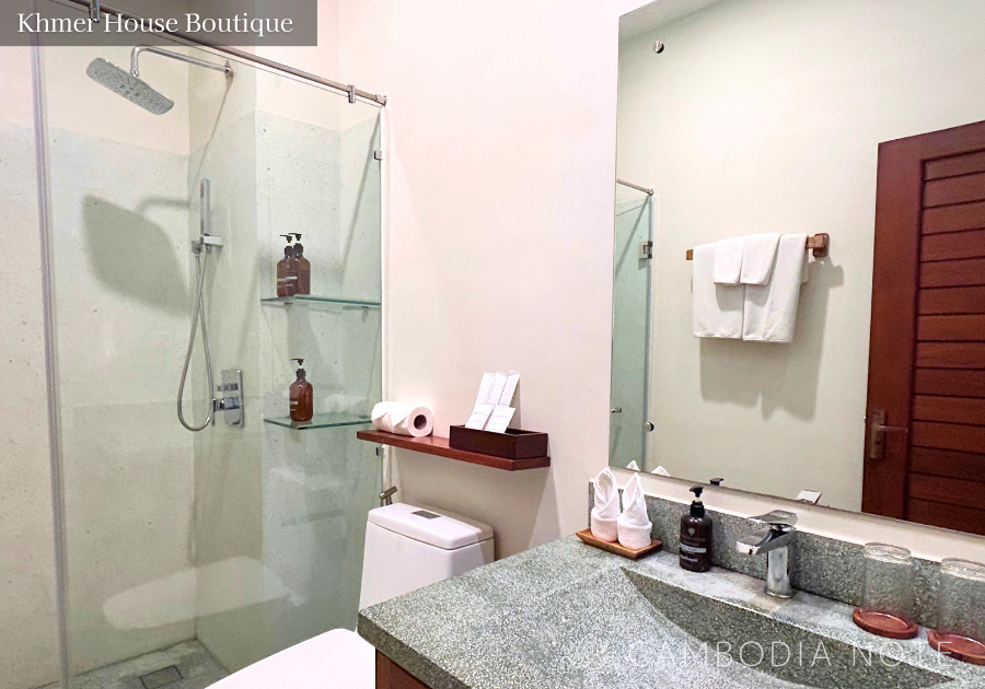 シャワーと広い洗面台を備えたKhmer House Boutiqueのバスルーム