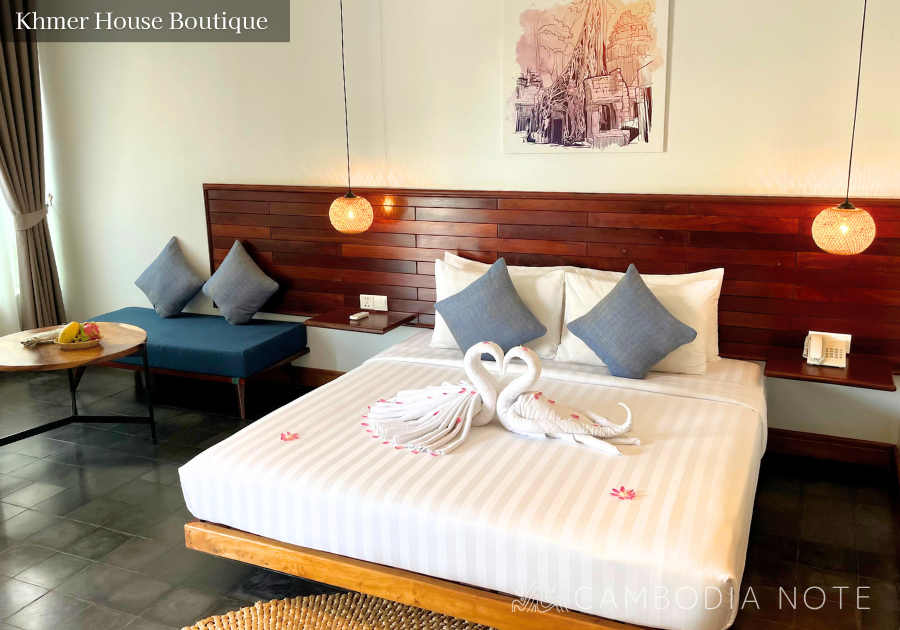 木の温もりと落ち着いた照明が印象的なKhmer House Boutiqueの客室