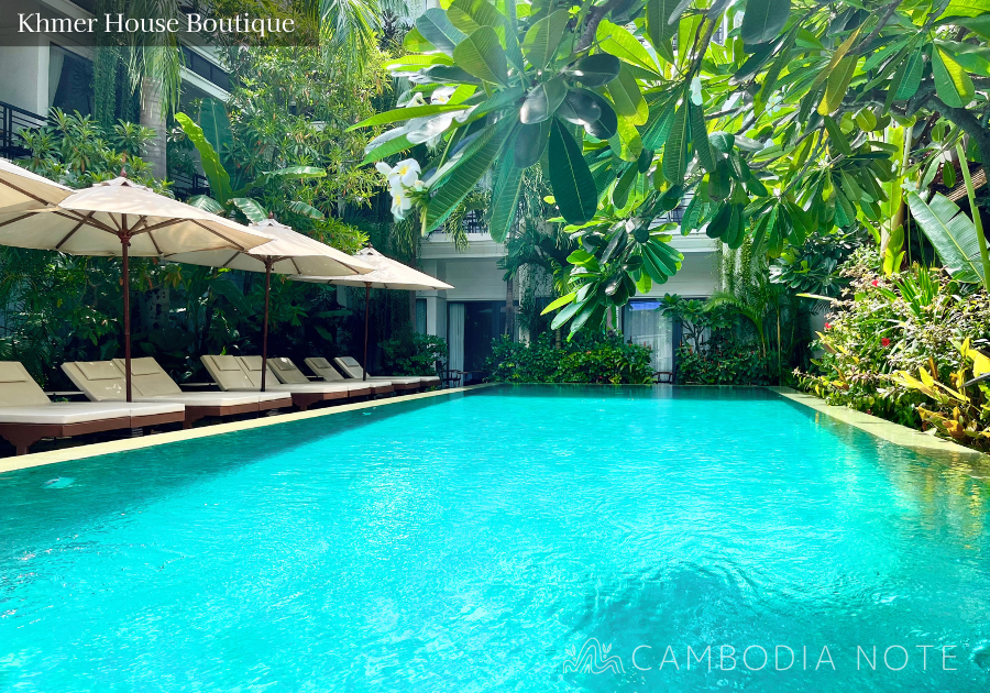 デッキチェアが並ぶ緑豊かなKhmer House Boutiqueのプール