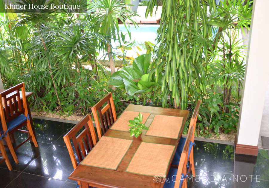 緑に囲まれたKhmer House Boutiqueの屋外テーブル席