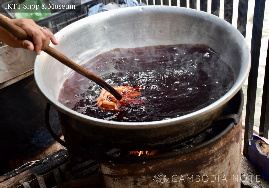IKTTの職人が天然染料の入った大きな鍋でシルクハンカチを染色する様子