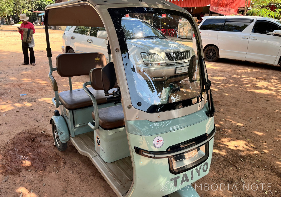 シェムリアップでレンタルしたTAIYO製電動三輪車の正面。フロントガラスとワイパーを装備