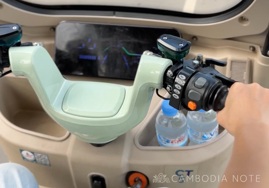 電動三輪車のハンドルと操作スイッチ。手元でアクセルやウィンカーなどを操作する仕組み