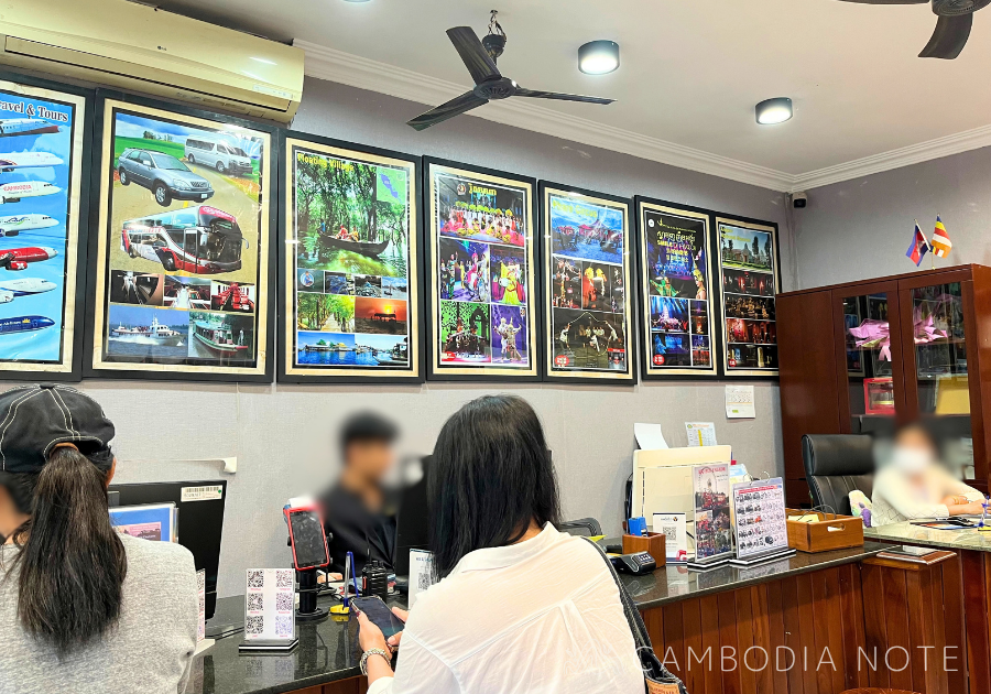 シェムリアップのレンタル店「Tiara Air Travel & Tour」の店内カウンターと受付の様子
